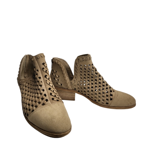 Vince Camuto Phortiena Sand Suede Cutout ankle bootie Size 10 - Picture 3 of 11